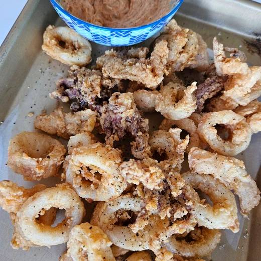 Fried calamari with dipping sauce