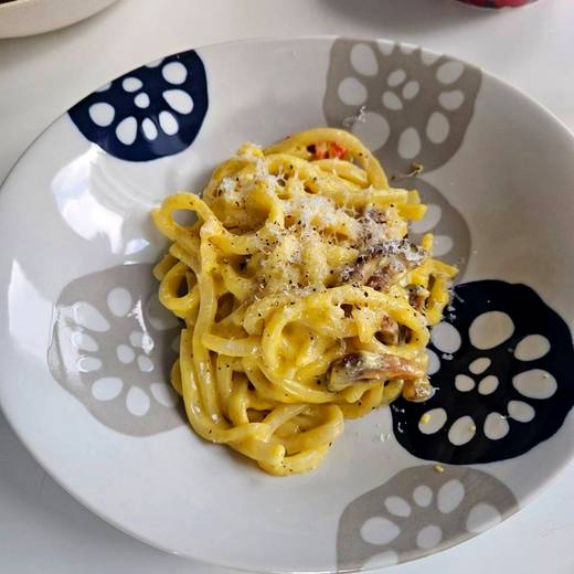 Carbonara with pecorino and cracked pepper